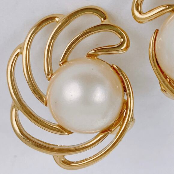 Vintage Signed Crown Trifari Earrings Gold Tone Faux Pearl Clip On Mid Century - Picture 3 of 16